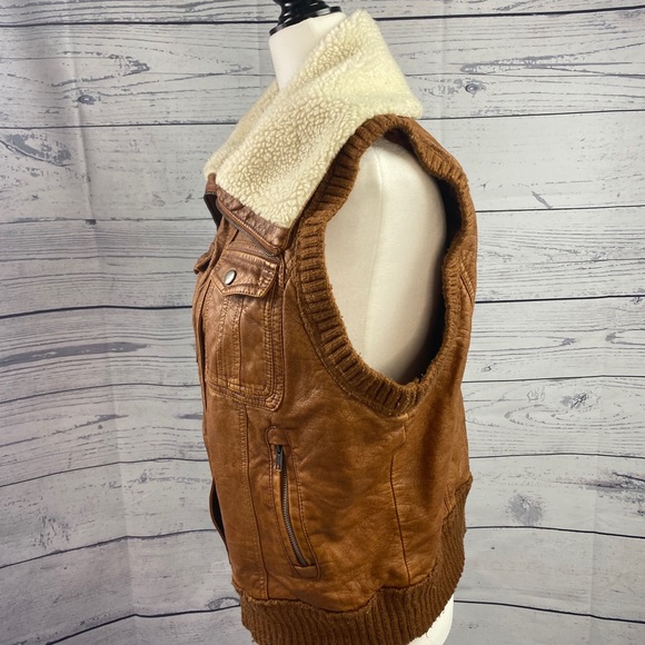 Faux leather tan vest with Sherpa lining - Picture 2 of 8